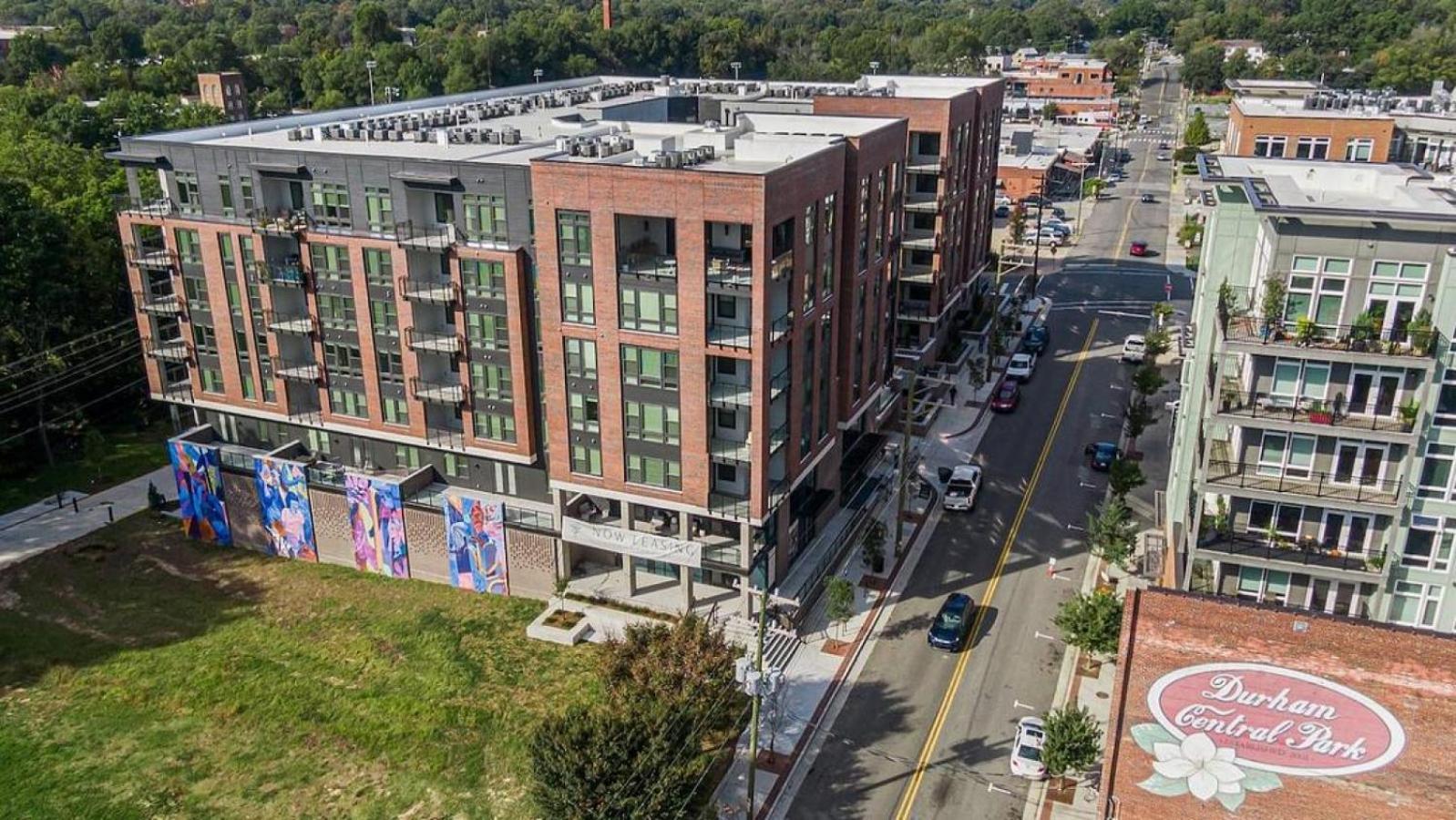 Landing At Foster On The Park - Studio In Downtown Apartment Durham Bagian luar foto